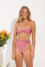 Laden Sie das Bild in den Galerie-Viewer, Model Front: Rio De Sol Bas Bottom Shimmer-Confetti Belted-High-Waist