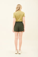Laden Sie das Bild in den Galerie-Viewer, Model Back: Uv Line Fitness Bas Short Race Verde Militar Upf50+