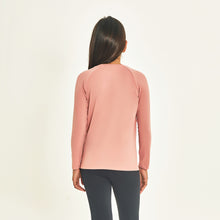 Laden Sie das Bild in den Galerie-Viewer, Model Back: Uv Line T-Shirt Longsleeve Uprpo Inf Rose Upf50+