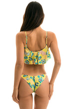 Laden Sie das Bild in den Galerie-Viewer, Model Back: Rio De Sol Ensemble Florescer Babado