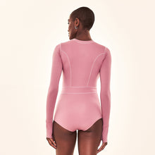 Laden Sie das Bild in den Galerie-Viewer, Model Back: Uv Line Une Pièce Swimsuit Macae Malva Upf50+