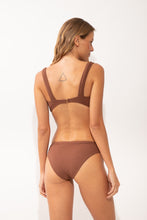 Laden Sie das Bild in den Galerie-Viewer, Model Back: Rio De Sol Ensemble Set Sand-Cappuccino Mary Essential-Comfy