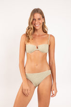 Laden Sie das Bild in den Galerie-Viewer, Model Front: Rio De Sol Bas Bottom Brisa-Pistache Essential-Comfy
