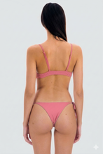 Laden Sie das Bild in den Galerie-Viewer, Model Back: Rio De Sol Haut Top Confetti Mila