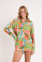 Laden Sie das Bild in den Galerie-Viewer, Model Front: Rio De Sol Chemise Tropical Shirt Greta