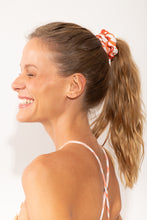 Laden Sie das Bild in den Galerie-Viewer, Model Front: Rio De Sol Chouchou Sahari Scrunchie