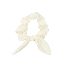 Laden Sie das Bild in den Galerie-Viewer, Product Front: Rio De Sol Chouchou Off-White Scrunchie