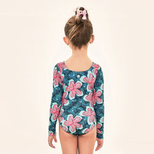 Laden Sie das Bild in den Galerie-Viewer, Model Back: Uv Line Une Pièce Fille Swimsuit Girl Hibiscus Upf50+