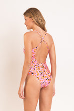 Laden Sie das Bild in den Galerie-Viewer, Model Back: Rio De Sol Une Pièce Sweet-Camo Julia