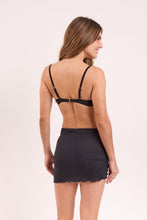 Laden Sie das Bild in den Galerie-Viewer, Model Back: Rio De Sol Jupe De Page Black Mini Skirt Ruched