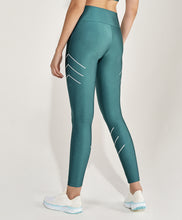 Laden Sie das Bild in den Galerie-Viewer, Model Back: Alto Giro Fitness Bas Legging Atlanta Fitas Refletivas Verde Strong