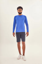 Laden Sie das Bild in den Galerie-Viewer, Model Front: Uv Line T-Shirt Longsleeve Uvpro Brasil Masc Cobalto Upf50+