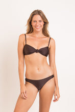 Laden Sie das Bild in den Galerie-Viewer, Model Front: Rio De Sol Haut Top Shimmer-Coffee Bandeau-Joy