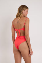 Laden Sie das Bild in den Galerie-Viewer, Model Back: Rio De Sol Ensemble Set Malibu-Folia Bandeau-Iris Highwaist-Spin-Iris
