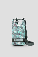 Laden Sie das Bild in den Galerie-Viewer, Model Front: Feelfree Sac De Plage Dry Tube 1,5L Tropical Organic Teal