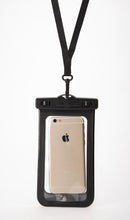 Laden Sie das Bild in den Galerie-Viewer, Model Back: Seawag Sac De Plage Waterproof Case Black
