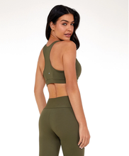 Laden Sie das Bild in den Galerie-Viewer, Model Back: Alto Giro Fitness Haut Top Hyper Costas Nadador Verde Olive