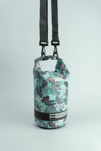 Laden Sie das Bild in den Galerie-Viewer, Model Back: Feelfree Sac De Plage Dry Tube 1,5L Tropical Organic Teal