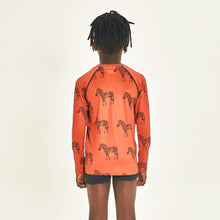 Laden Sie das Bild in den Galerie-Viewer, Model Back: Uv Line T-Shirt Longsleeve Acqua Zebra Inf Upf50+