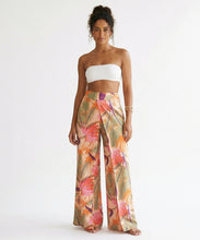 Laden Sie das Bild in den Galerie-Viewer, Model Front: Rio De Sol Pantalon De Plage Oasis Wide Pants