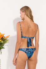 Laden Sie das Bild in den Galerie-Viewer, Model Back: Rio De Sol Ensemble Set Reef Tri-Cos Essential