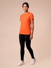 Laden Sie das Bild in den Galerie-Viewer, Model Front: Uv Line Haut De Plage T-Shirt Uvpro Fem Pitanga Upf50+