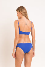 Laden Sie das Bild in den Galerie-Viewer, Model Back: Rio De Sol Ensemble Set Oceano Bandeau-Reto Madrid