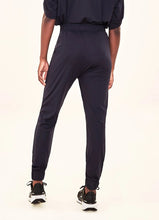 Laden Sie das Bild in den Galerie-Viewer, Model Back: Uv Line Pantalon De Plage Pants Fem Basic Black Upf50+