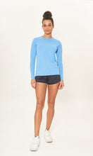 Laden Sie das Bild in den Galerie-Viewer, Model Front: Uv Line T-Shirt Camiseta Uv X Pro Ml Azul Claro Upf50+