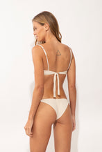 Laden Sie das Bild in den Galerie-Viewer, Model Back: Rio De Sol Bas Bottom Malibu-Natural Cheeky-Tie