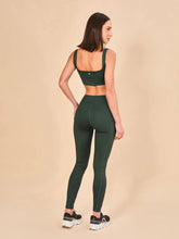 Laden Sie das Bild in den Galerie-Viewer, Model Back: Uv Line Fitness Bas Legging Fit Aspen Green Cactus Upf50+