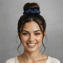 Laden Sie das Bild in den Galerie-Viewer, Model Front: Rio De Sol Chouchou Navy Scrunchie