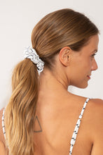 Laden Sie das Bild in den Galerie-Viewer, Model Front: Rio De Sol Chouchou Linea-White Scrunchie