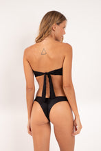 Laden Sie das Bild in den Galerie-Viewer, Model Back: Rio De Sol Bas Bottom Shimmer-Black Nara