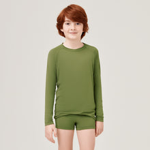 Laden Sie das Bild in den Galerie-Viewer, Model Front: Uv Line T-Shirt Longsleeve Uvrpo Inf Verde Militar Upf50+