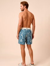 Laden Sie das Bild in den Galerie-Viewer, Model Back: Uv Line Bermuda / Short Pour Homme Shorts Acqua Boxer Tie Dye Blue Upf50+