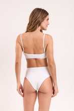 Laden Sie das Bild in den Galerie-Viewer, Model Back: Rio De Sol Haut Top Memphis-White Bandeau-Reto