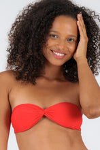Laden Sie das Bild in den Galerie-Viewer, Gallery: Rio De Sol Haut Top Rouge Twist
