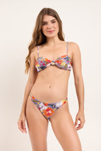 Laden Sie das Bild in den Galerie-Viewer, Model Front: Rio De Sol Haut Top Garden-Flower Bandeau-Joy