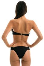 Laden Sie das Bild in den Galerie-Viewer, Model Back: Rio De Sol Bas Bottom Kiwanda Preto Bandeau