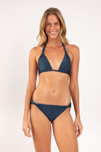 Laden Sie das Bild in den Galerie-Viewer, Model Front: Rio De Sol Haut Top Shimmer-Shark Mel