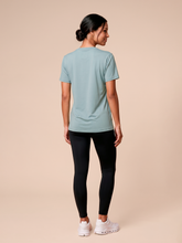 Laden Sie das Bild in den Galerie-Viewer, Model Back: Uv Line Haut De Plage T-Shirt Uvpro Fem Green Water Upf50+