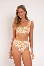 Laden Sie das Bild in den Galerie-Viewer, Model Front: Rio De Sol Bas Bottom Sahari Hotpants