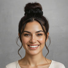 Laden Sie das Bild in den Galerie-Viewer, Model Front: Rio De Sol Chouchou Nero Scrunchie