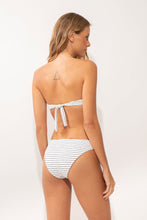 Laden Sie das Bild in den Galerie-Viewer, Model Back: Rio De Sol Ensemble Set Linea-White Dora Essential-Comfy