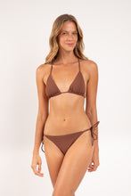 Laden Sie das Bild in den Galerie-Viewer, Model Front: Rio De Sol Bas Bottom Sand-Cappuccino Cheeky-Micro