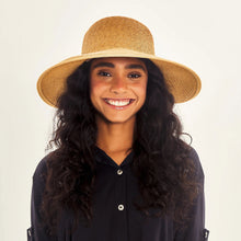 Laden Sie das Bild in den Galerie-Viewer, Model Front: Uv Line Chapeau Souple/Capeline Hat Santorini Imp Fem Wheat Upf50+