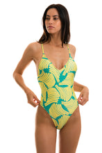 Laden Sie das Bild in den Galerie-Viewer, Model Front: Rio De Sol Une Pièce Banana Yellow Hype