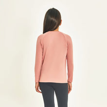 Laden Sie das Bild in den Galerie-Viewer, Model Back: Uv Line T-Shirt Longsleeve Uprpo Inf Rose Upf50+