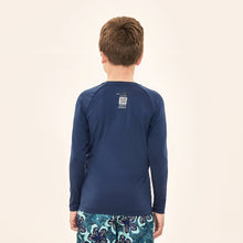 Laden Sie das Bild in den Galerie-Viewer, Model Back: Uv Line T-Shirt Acqua Qr Code Marinho Upf50+